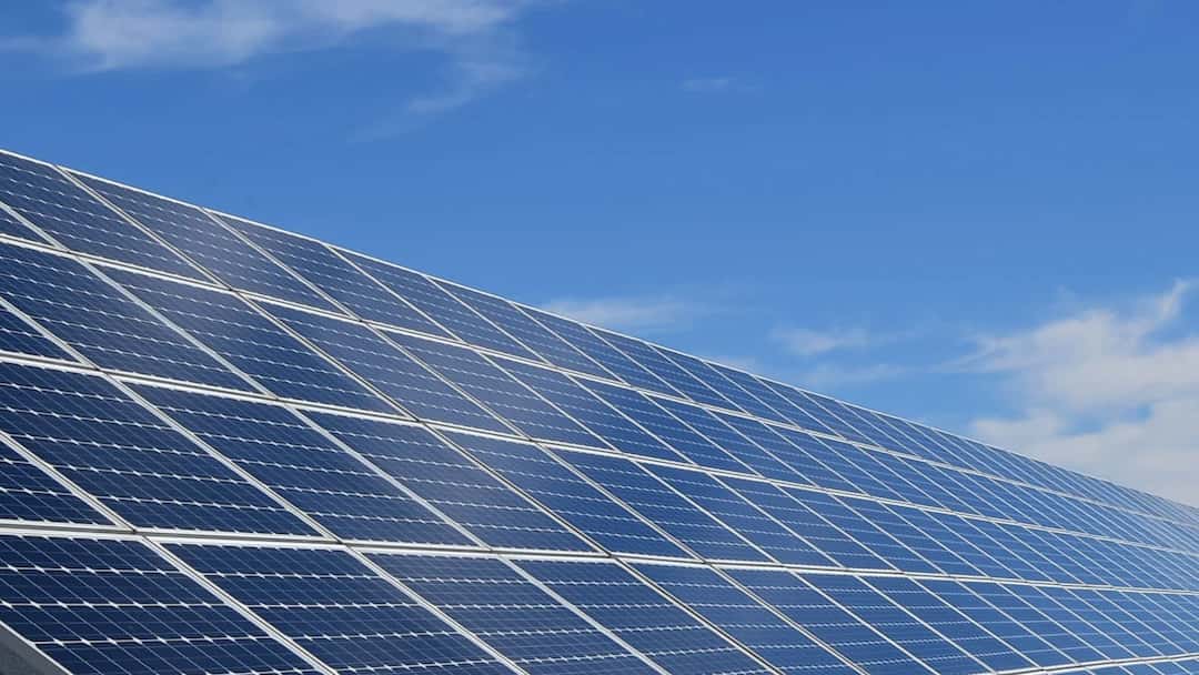 Installation de panneaux solaires photovoltaiques sur un toit